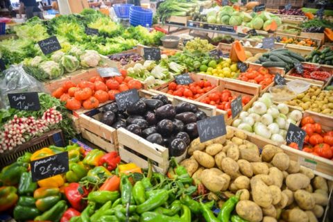 frisches Gemüse auf einem Bauernmarkt mit viel Vitamin C
