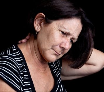 Rheumatoide Arthritis Symptome Frau mit Schmerzen
