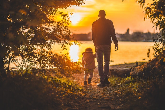 Antiphospholipid-Syndrom Lebenserwartung - Opa geht mit Enkel an den See und im Sonnenuntergang