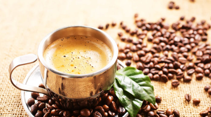 Kaffee bei Autoimmunerkrankungen - Tasse Kaffee mit Kaffeebohnen