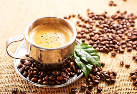 Kaffee bei Autoimmunerkrankungen - Tasse Kaffee mit Kaffeebohnen