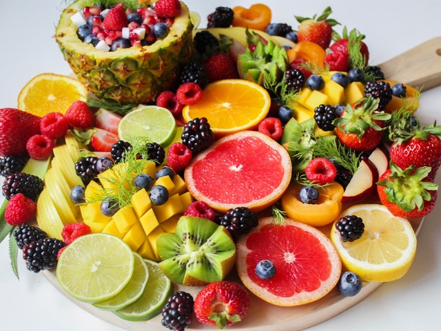 Vitamin C reiche Lebensmittel, zitronen, Grapefruit, Mango, Melone, Ananas, Beeren