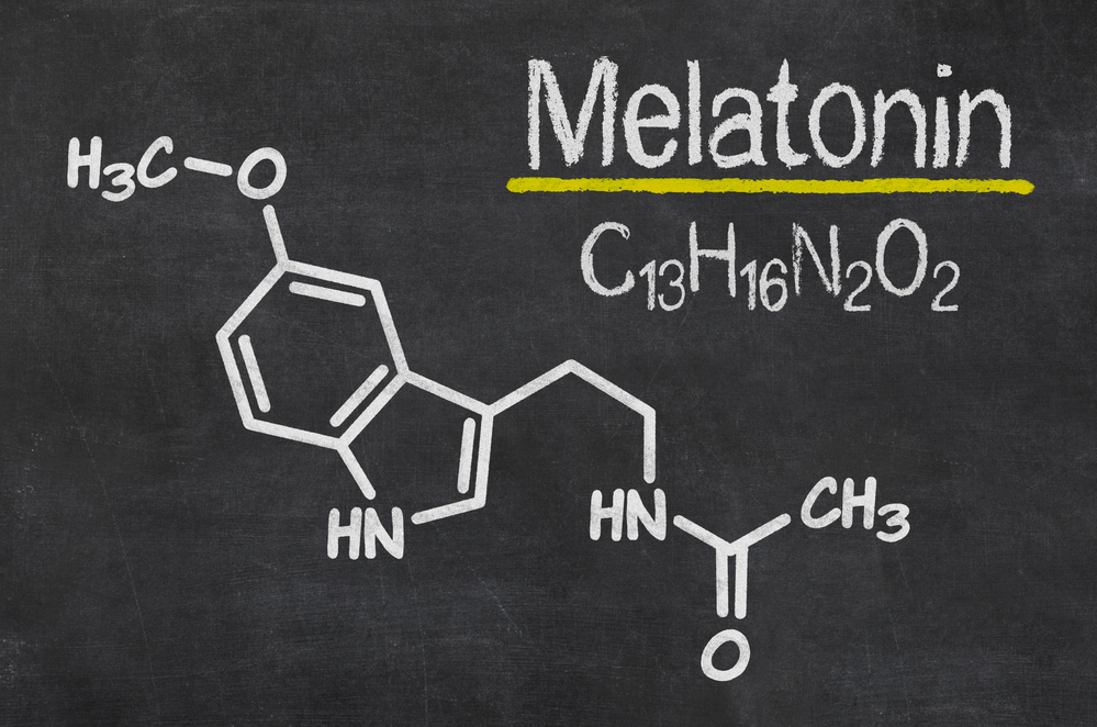 Melatonin chemische Strukturformel auf schwarzem Brett